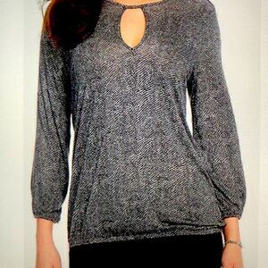Michael Kors jersey with key hole neckline. M